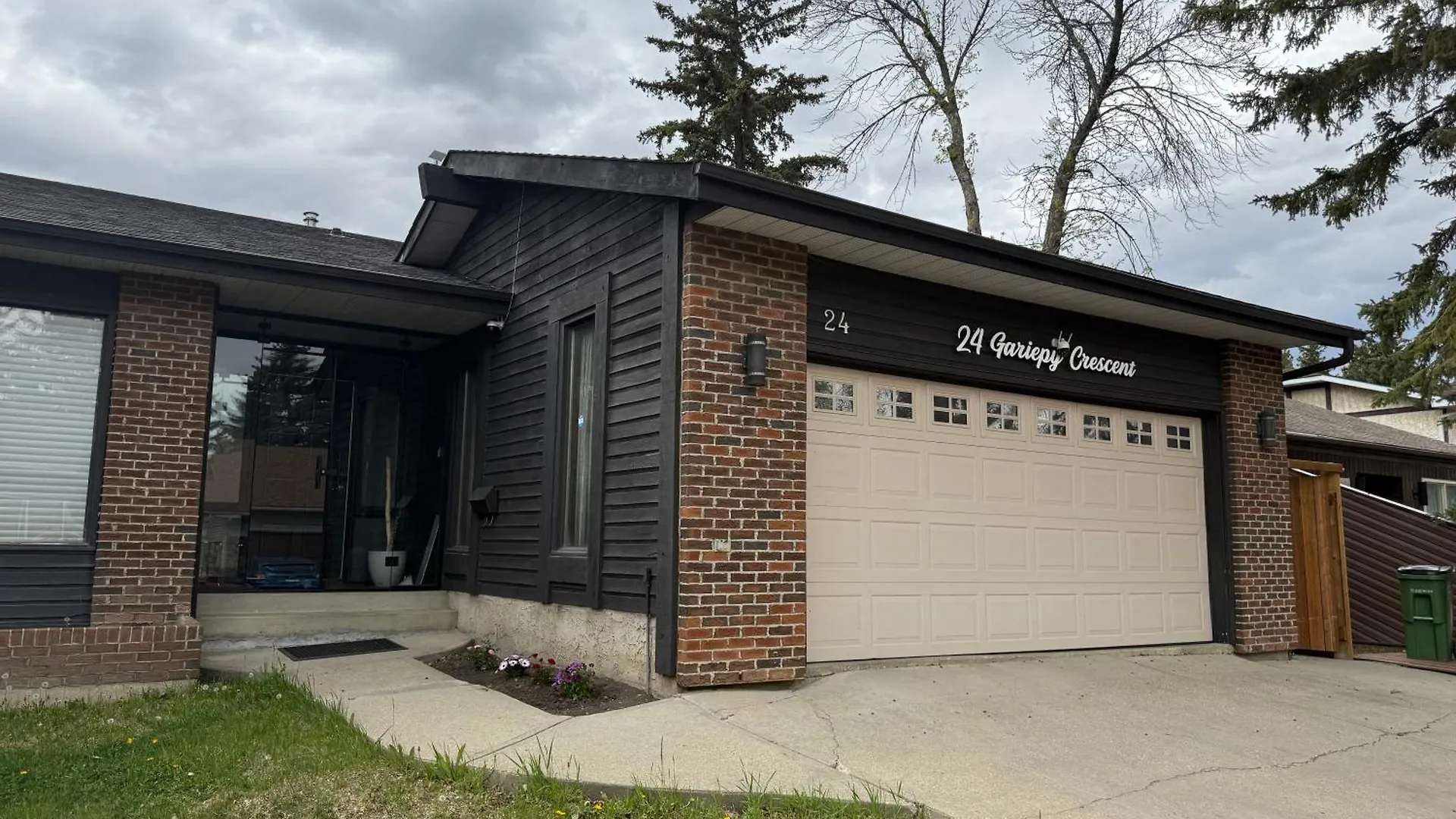 The Guest House West Edmonton Mall Villa